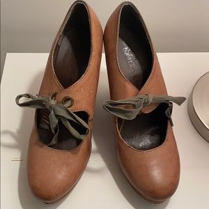 Vintage-Style Wedge Shoe